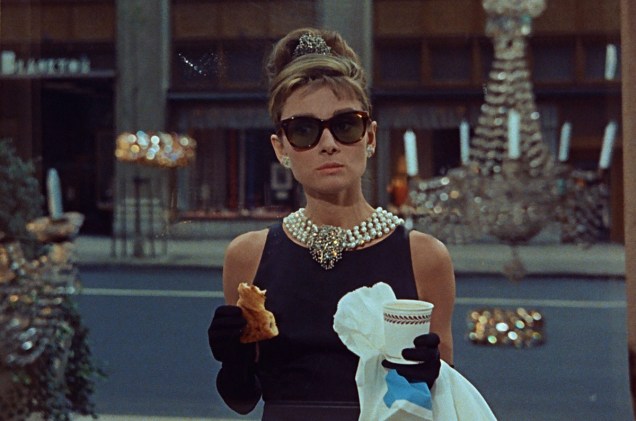 Uma das cenas do cinema mais famosas sobre a 5ª Avenida é a do filme Bonequinha de Luxo, quando a atriz Audrey Hepburn "namora" a vitrine da Tiffany enquanto toma um café da manhã de madrugada