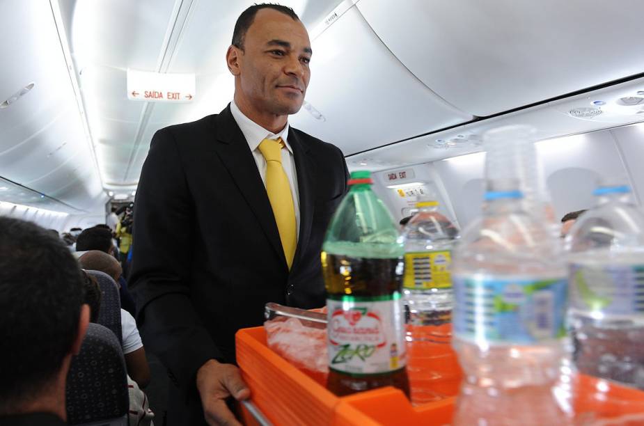 Cafu serve o kit da Gol para os passageiros do voo, que foram pegos de surpresa Cafu serve o kit da Gol para os passageiros do voo, que foram pegos de surpresa