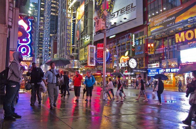 Turistas curtem uma Times Square debaixo de chuva            <a href="https://viajeaqui.abril.com.br/vt/blogs/pechinchas/13-dicas-para-gastar-menos-em-nova-york-com-passeios-broadway-transporte-hotel-e-refeicoes/" rel="+ 14 dicas para gastar menos em Nova York com passeios, Broadway, transporte, hotel e refeições" target="_blank"><strong>+ 14 dicas para gastar menos em Nova York com passeios, Broadway, transporte, hotel e refeições</strong></a>