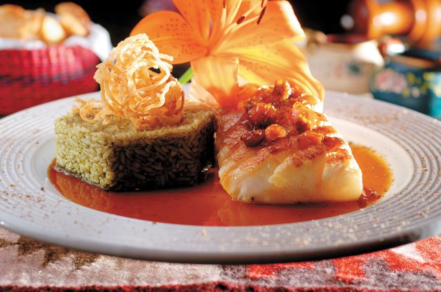 Filé de peixe grelhado com geleia de fisális e risoto de manjericão  é um dos pratos do restaurante Chiwake, estrelado pelo GUIA QUATRO RODAS
