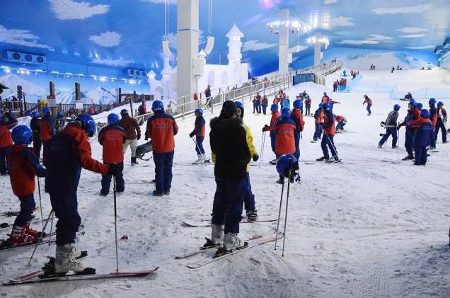 O Snowland reproduz uma vila ao pé de uma montanha, com muito gelo, neve e em uma temperatura constante de -2°C O Snowland reproduz uma vila ao pé de uma montanha, com muito gelo, neve e em uma temperatura constante de -2°C
