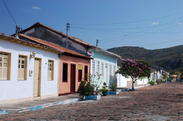 As casinhas do centro histórico de Mucugê são rodeadas pelos paredões da Chapada Diamantina