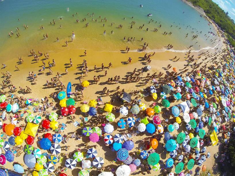 Em janeiro, a praia costuma ficar superbadalada - na Bacutia, o que não faltam são corpos sarados circulando pelas areias