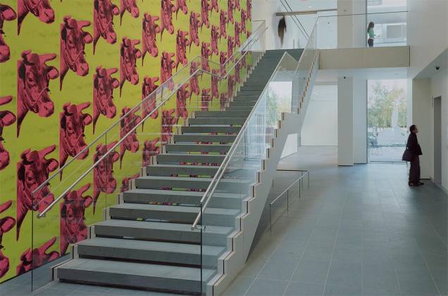 A escada que leva ao segundo andar do prédio de pesquisa e educação Lewis B. e Dorothy Cullman é decorada com o papel de parede Cow, criado em 1966 por ninguém menos que Andy Warhol