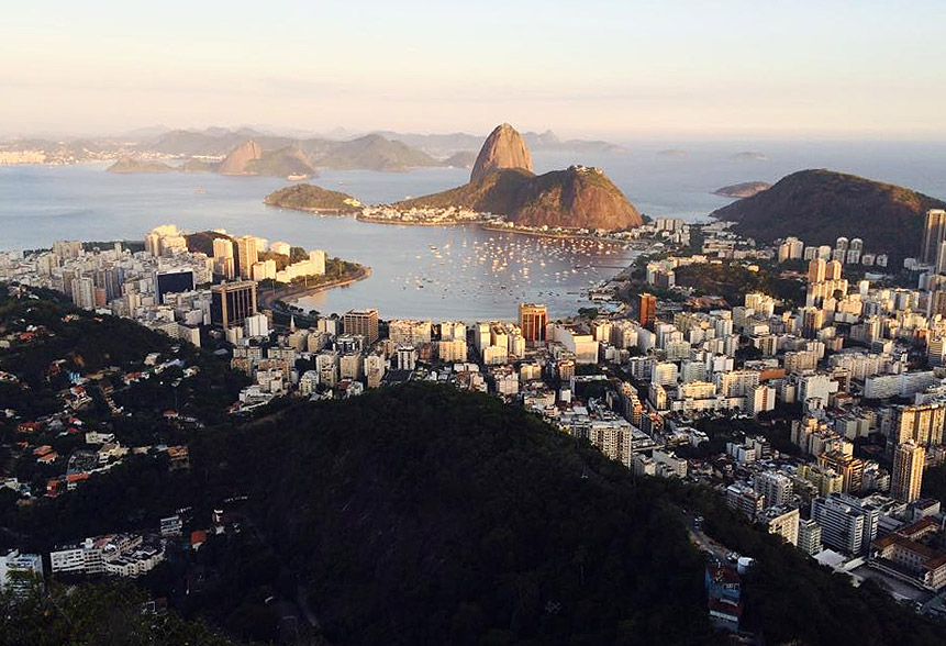 Carla Julio fotografou o Rio de Janeiro crepuscular a partir do Morro Dona Marta - belíssima vista!