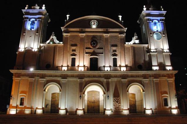 Fachada da Catedral de Asunción à noite