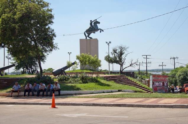 Vários monumentos ficam próximos às margens do Rio Paraguay, em Assunção