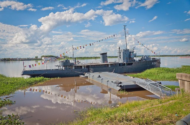 No Rio Paraguay é possível ver embarcações de todos os tipos - inclusive militares