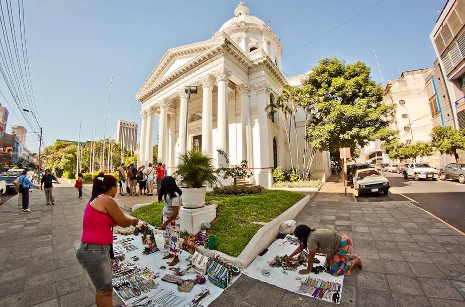 O Panteão Nacional dos Heróis fica no meio da praça central de Assunção, e faz uma homenagem aos soldados que já lutaram para defender o país