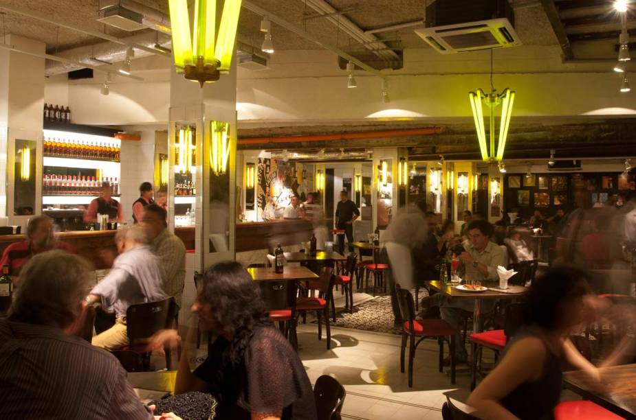 Salão retrô no interior do bar Astor, em Ipanema
