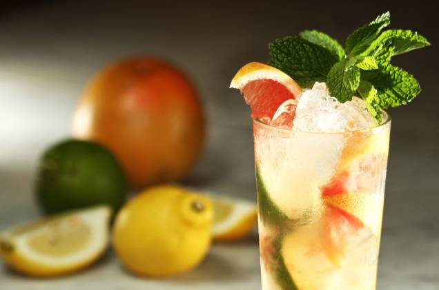 Caipirinha Pierrot, com cachaça, licor de maracujá, limão e grapefruit, do bar Astor. Caipirinha Pierrot, com cachaça, licor de maracujá, limão e grapefruit, do bar Astor.