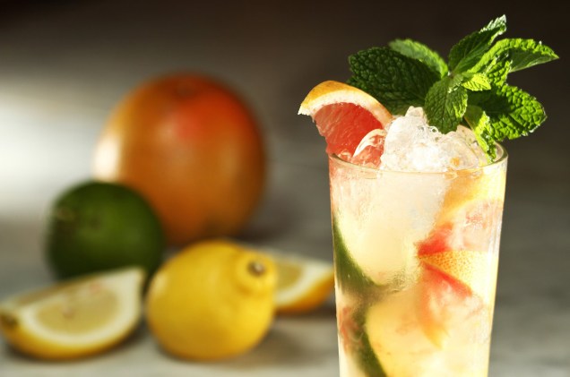 Caipirinha Pierrot, com cachaça, licor de maracujá, limão e grapefruit, do bar Astor.
