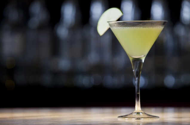 Apple martini, com vodca, licor e purê de maçã verde, drinque do Astor.