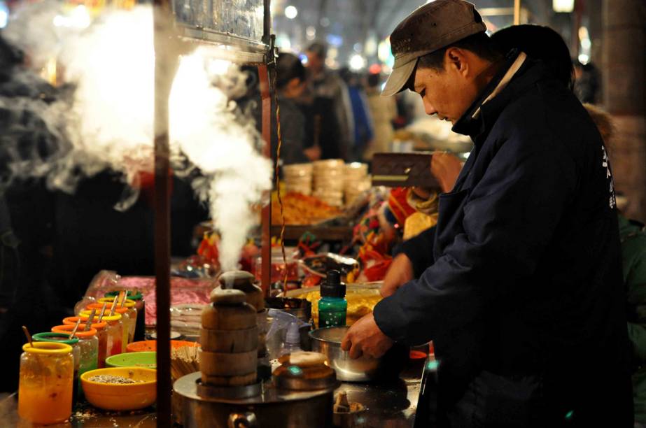 <strong>Xi’an, China</strong>Primeiro chegaram as rotas comerciais, depois as praças de mercado, que então se transformavam em cidades. Poderosas cidades. Entrepostos mercantis como <a href="https://viajeaqui.abril.com.br/cidades/jordania-petra" target="_blank" rel="noopener">Petra</a>, na <a href="https://viajeaqui.abril.com.br/paises/jordania" target="_blank" rel="noopener">Jordânia</a>, ou Timbuktu, no Mali, são só alguns exemplos de culturas que prosperam com a passagem das preciosas caravanas em estradas históricas. No entanto, nenhum desses caminhos foi tão célebre quanto a Rota da Seda. Da <a href="https://viajeaqui.abril.com.br/paises/china" target="_blank" rel="noopener">China </a>ao leste do Mediterrâneo, esta via dupla permitiu uma incessante troca de conhecimentos, produtos e ideias. Todas as cidades ao longo da rota, como Damasco, Samarkand e Kashgar, possuem elementos referentes a esse intenso período, assim como Xi’an, na China. Mais conhecida por sua bem conservada muralha e o bárbaro Exército de Terracota, a cidade no extremo leste da Rota possui um interessante mercado no bairro muçulmano, com produtos variados, comida de rua, chás e, sim, peças em seda