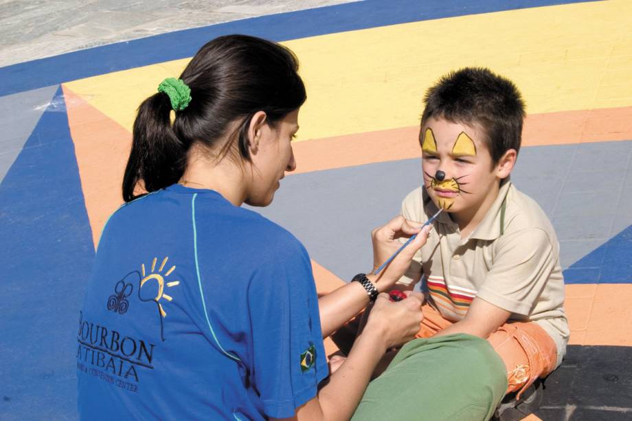 <strong><a href="https://viajeaqui.abril.com.br/cidades/br-sp-atibaia" rel="ATIBAIA (SP)" target="_blank">ATIBAIA (SP)</a><br /> <br /> <a href="https://viajeaqui.abril.com.br/estabelecimentos/br-sp-atibaia-hospedagem-bourbon-atibaia-spa-resort" rel="Bourbon Atibaia Spa Resort" target="_blank">Bourbon Atibaia Spa Resort</a></strong> <br /> Mônica, Cebolinha, Magali, Cascão, Chico Bento e Rosinha são os personagens que estarão no complexo entre os dias 5 e 8 de março para animar a garotada na Páscoa. A programação conta com oficinas de bombons e pirulitos de chocolate, gincana de pais e filhos, espetáculos de comédia e teatro de fantoches da Turma da Mônica. Já os adultos podem relaxar no spa da marca francesa L’Occitane, nas piscinas climatizadas e degustar um bom vinho no Wine Bar. As diárias por pessoa custam desde R$ 682, em apartamento duplo e com pensão completa. Duas crianças até 11 anos acompanhadas por dois adultos não pagam. <strong><a href="https://viajeaqui.abril.com.br/cidades/br-sp-atibaia" rel="ATIBAIA (SP)" target="_blank">ATIBAIA (SP)</a><br /> <br /> <a href="https://viajeaqui.abril.com.br/estabelecimentos/br-sp-atibaia-hospedagem-bourbon-atibaia-spa-resort" rel="Bourbon Atibaia Spa Resort" target="_blank">Bourbon Atibaia Spa Resort</a></strong> <br /> Mônica, Cebolinha, Magali, Cascão, Chico Bento e Rosinha são os personagens que estarão no complexo entre os dias 5 e 8 de março para animar a garotada na Páscoa. A programação conta com oficinas de bombons e pirulitos de chocolate, gincana de pais e filhos, espetáculos de comédia e teatro de fantoches da Turma da Mônica. Já os adultos podem relaxar no spa da marca francesa L’Occitane, nas piscinas climatizadas e degustar um bom vinho no Wine Bar. As diárias por pessoa custam desde R$ 682, em apartamento duplo e com pensão completa. Duas crianças até 11 anos acompanhadas por dois adultos não pagam.