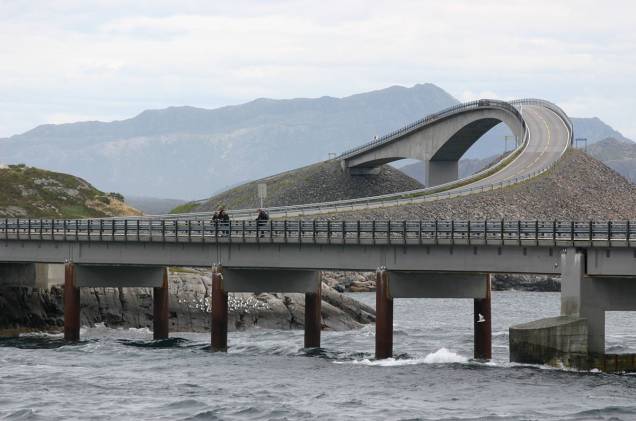 A Estrada Atlântica (ou Atlanterhavsveien, em bom norueguês) tem 8 quilômetros de muita fotogenia. Sai de Kristiansund e vai até Averøy, ligando ilhotas da costa da Noruega. Os nobres engenheiros responsáveis levaram 12 anos para construir o incrível emaranhado de passagens e pontes – algumas delas com curvas suspensas no ar, com o oceano lá embaixo. É uma espécie de parque de diversões, com paisagem escandinava de lambuja. A Estrada Atlântica (ou Atlanterhavsveien, em bom norueguês) tem 8 quilômetros de muita fotogenia. Sai de Kristiansund e vai até Averøy, ligando ilhotas da costa da Noruega. Os nobres engenheiros responsáveis levaram 12 anos para construir o incrível emaranhado de passagens e pontes – algumas delas com curvas suspensas no ar, com o oceano lá embaixo. É uma espécie de parque de diversões, com paisagem escandinava de lambuja.