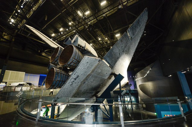 Vista da parte inferior do Atlantis, em exibição no pavilhão destinado ao ônibus espacial - uma das missões mais memoráveis da nave aposentada foi em maio de 2009, para consertar e fazer um upgrade no telescópio Hubble, em plena órbita da Terra