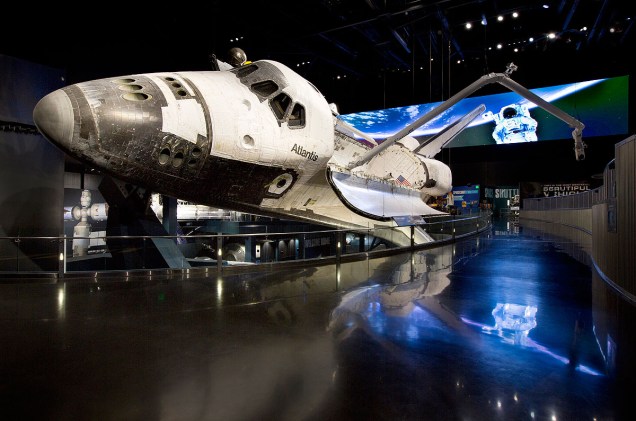 Uma das grandes atrações em exibição no Kennedy Space Center é o ônibus espacial Atlantis, que voou 200 milhões de quilômetros antes de se aposentar