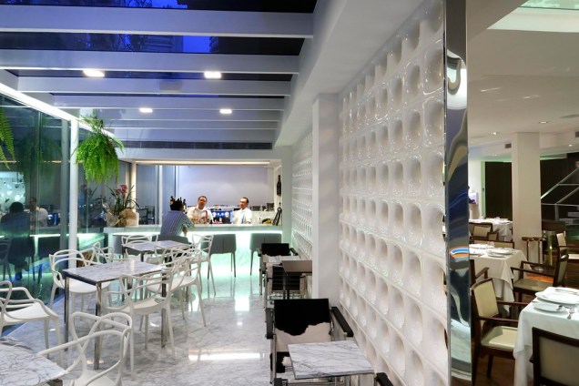 Bar do restaurante Attimo, que recebeu duas estrelas no Guia Brasil 2014