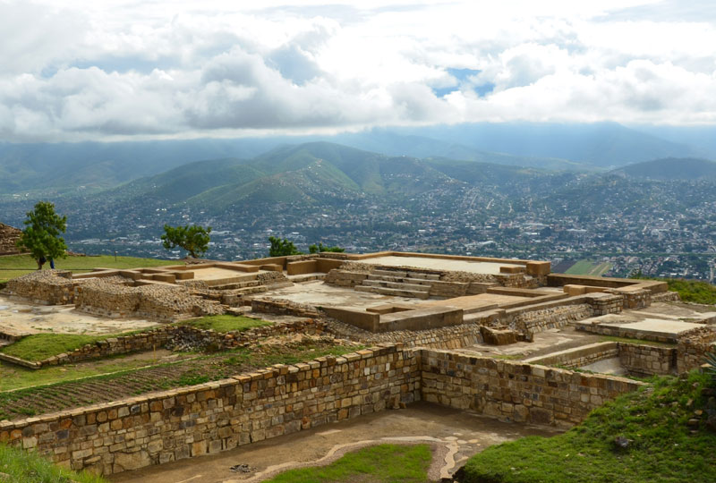 O sítio arqueológico de Atzompa fica no topo do monte do Bonete, em Oaxaca