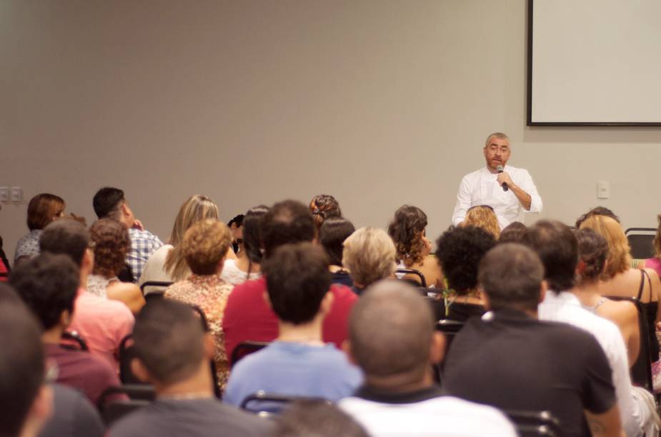 Auditorio lotado para palestra do chef Alex Atala