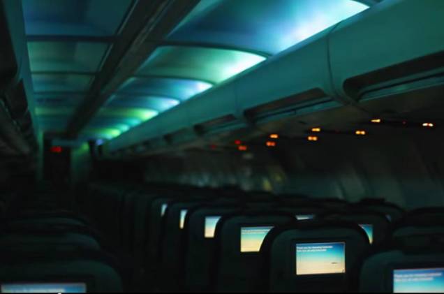 Interior da cabine do avião da Icelandair Interior da cabine do avião da Icelandair
