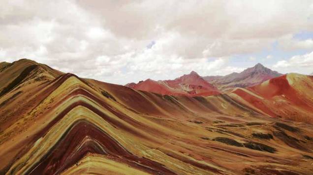 <strong>Ausangate, Peru</strong> Parece um bacon gigante, mas este lugar existe. Ausangate é uma das trilhas ainda pouco conhecidas na região de Cusco. <em><a href="https://www.booking.com/searchresults.pt-br.html?aid=332455&lang=pt-br&sid=eedbe6de09e709d664615ac6f1b39a5d&sb=1&src=index&src_elem=sb&error_url=https%3A%2F%2Fwww.booking.com%2Findex.pt-br.html%3Faid%3D332455%3Bsid%3Deedbe6de09e709d664615ac6f1b39a5d%3Bsb_price_type%3Dtotal%26%3B&ss=Peru&checkin_monthday=&checkin_month=&checkin_year=&checkout_monthday=&checkout_month=&checkout_year=&no_rooms=1&group_adults=2&group_children=0&from_sf=1&ss_raw=Peru+&ac_position=2&ac_langcode=xb&dest_id=167&dest_type=country&search_pageview_id=44067862d160070e&search_selected=true&search_pageview_id=44067862d160070e&ac_suggestion_list_length=5&ac_suggestion_theme_list_length=0&district_sel=0&airport_sel=0&landmark_sel=0" target="_blank" rel="noopener">Busque hospedagens em Peru no Booking.com</a></em> <strong>Ausangate, Peru</strong> Parece um bacon gigante, mas este lugar existe. Ausangate é uma das trilhas ainda pouco conhecidas na região de Cusco. <em><a href="https://www.booking.com/searchresults.pt-br.html?aid=332455&lang=pt-br&sid=eedbe6de09e709d664615ac6f1b39a5d&sb=1&src=index&src_elem=sb&error_url=https%3A%2F%2Fwww.booking.com%2Findex.pt-br.html%3Faid%3D332455%3Bsid%3Deedbe6de09e709d664615ac6f1b39a5d%3Bsb_price_type%3Dtotal%26%3B&ss=Peru&checkin_monthday=&checkin_month=&checkin_year=&checkout_monthday=&checkout_month=&checkout_year=&no_rooms=1&group_adults=2&group_children=0&from_sf=1&ss_raw=Peru+&ac_position=2&ac_langcode=xb&dest_id=167&dest_type=country&search_pageview_id=44067862d160070e&search_selected=true&search_pageview_id=44067862d160070e&ac_suggestion_list_length=5&ac_suggestion_theme_list_length=0&district_sel=0&airport_sel=0&landmark_sel=0" target="_blank" rel="noopener">Busque hospedagens em Peru no Booking.com</a></em>