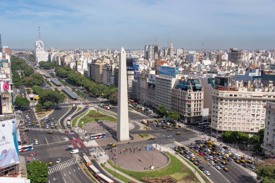<strong>Avenida 9 de Julio, <a href="http://viajeaqui.abril.com.br/cidades/ar-buenos-aires" rel="Buenos Aires" target="_blank">Buenos Aires</a></strong>        Suas 18 faixas são responsáveis por fazer da 9 de Julio argentina a avenida mais larga do mundo, com 140 metros (mas, quando não se leva em consideração os canteiros centrais e os jardins, o Eixo Monumental, em <a href="http://viajeaqui.abril.com.br/cidades/br-df-brasilia" rel="Brasília" target="_blank">Brasília</a>, é maior). Além de suas proporções, esta passagem é famosa por comportar o Obelisco de Buenos Aires. O endereço também é o point cultural da capital