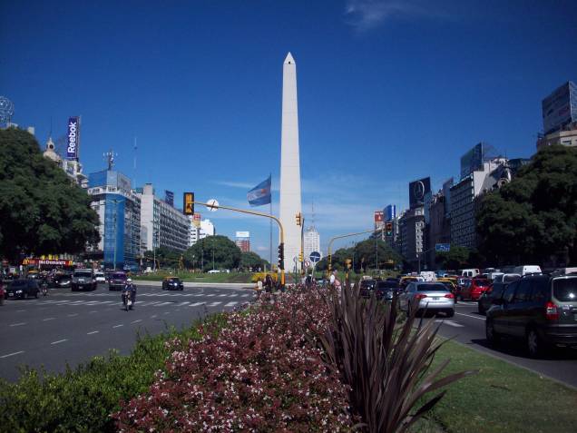 Um dos monumentos mais icônicos da capital da <a href="http://viajeaqui.abril.com.br/paises/argentina/" rel="Argentina" target="_blank">Argentina</a>, <a href="http://viajeaqui.abril.com.br/cidades/ar-buenos-aires" rel="Buenos Aires" target="_blank">Buenos Aires</a>, é o da avenida 9 de Julio - que tem esse nome em homenagem à data da independência do país