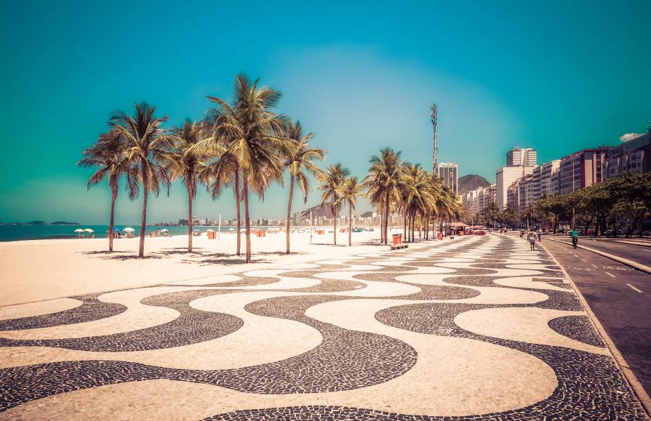 <strong>Avenida Atlântica, <a href="https://viajeaqui.abril.com.br/cidades/br-rj-rio-de-janeiro" rel="Rio de Janeiro" target="_blank">Rio de Janeiro</a></strong> “Garota de <a href="https://viajeaqui.abril.com.br/estabelecimentos/br-rj-rio-de-janeiro-atracao-praia-de-ipanema" rel="Ipanema" target="_blank">Ipanema</a>” pode ser a música mais representativa do Rio, mas, apesar de não ter uma própria melodia, é <a href="https://viajeaqui.abril.com.br/estabelecimentos/br-rj-rio-de-janeiro-atracao-praia-de-copacabana" rel="Copacabana" target="_blank">Copacabana</a> que detém o título de rua mais icônica. Serpenteando por sua orla, seu calçadão também é motivo de menção, sendo caracterizado por um tracejado no formato de ondas – o original fica na Praça do Rocio, em <a href="https://viajeaqui.abril.com.br/cidades/portugal-lisboa" rel="Lisboa" target="_blank">Lisboa</a> <strong>Avenida Atlântica, <a href="https://viajeaqui.abril.com.br/cidades/br-rj-rio-de-janeiro" rel="Rio de Janeiro" target="_blank">Rio de Janeiro</a></strong> “Garota de <a href="https://viajeaqui.abril.com.br/estabelecimentos/br-rj-rio-de-janeiro-atracao-praia-de-ipanema" rel="Ipanema" target="_blank">Ipanema</a>” pode ser a música mais representativa do Rio, mas, apesar de não ter uma própria melodia, é <a href="https://viajeaqui.abril.com.br/estabelecimentos/br-rj-rio-de-janeiro-atracao-praia-de-copacabana" rel="Copacabana" target="_blank">Copacabana</a> que detém o título de rua mais icônica. Serpenteando por sua orla, seu calçadão também é motivo de menção, sendo caracterizado por um tracejado no formato de ondas – o original fica na Praça do Rocio, em <a href="https://viajeaqui.abril.com.br/cidades/portugal-lisboa" rel="Lisboa" target="_blank">Lisboa</a>