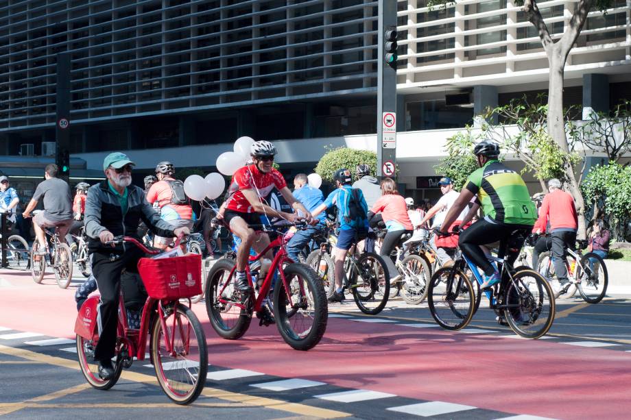 Sem a circulação de carros, paulistanos aproveitam a Avenida Paulista em domingo de sol