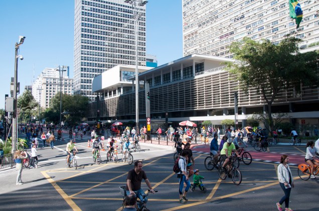 A prefeitura de São Paulo realizou testes em domingos esporádicos desde junho de 2015, e, em outubro, foi decidido que a Avenida Paulista seria aberta para pedestres e ciclistas todos os domingos