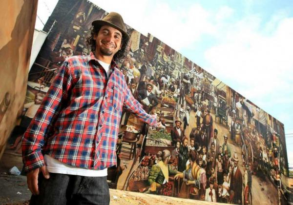 O artista plástico Eduardo Kobra e seu mural na Avenida Professor Manuel José Chaves, 291, em Pinheiros