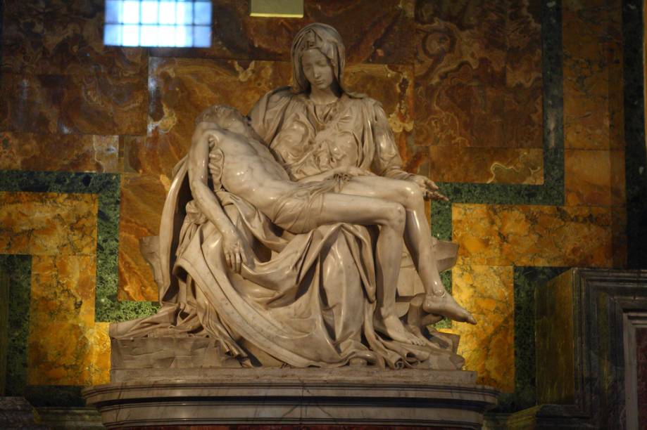 A capela onde se encontra a Pietà fica logo à direita da entrada da Catedral de São Pedro A capela onde se encontra a Pietà fica logo à direita da entrada da Catedral de São Pedro