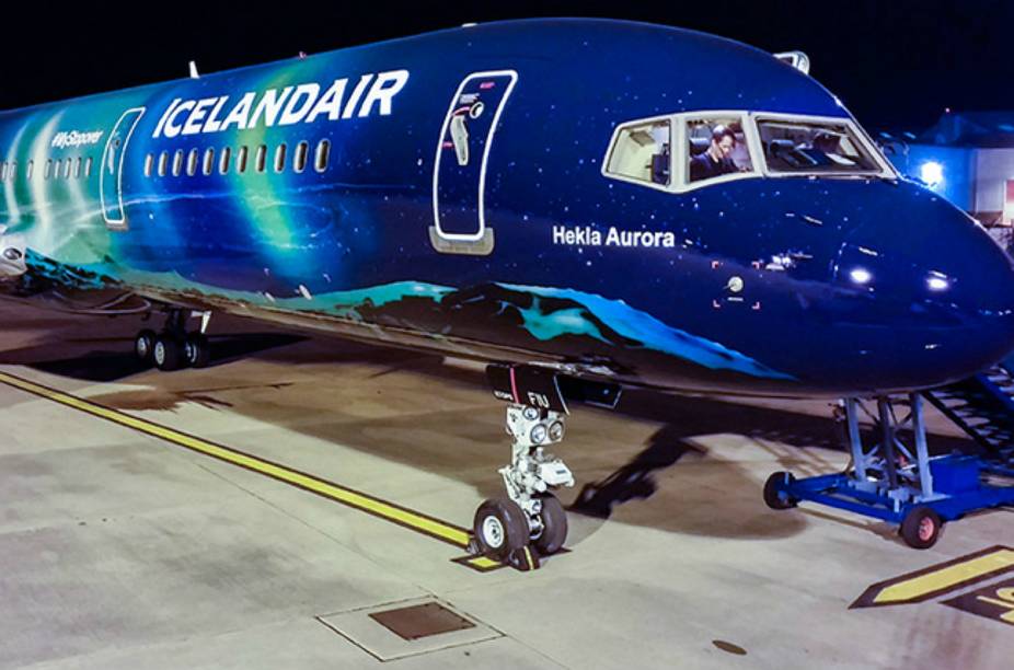 Avião da companhia aérea Icelandair reproduz aurora boreal Avião da companhia aérea Icelandair reproduz aurora boreal