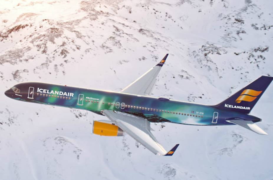 Avião da companhia aérea Icelandair reproduz aurora boreal Avião da companhia aérea Icelandair reproduz aurora boreal
