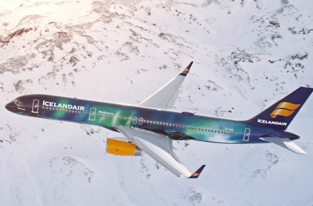 Avião da companhia aérea Icelandair reproduz aurora boreal