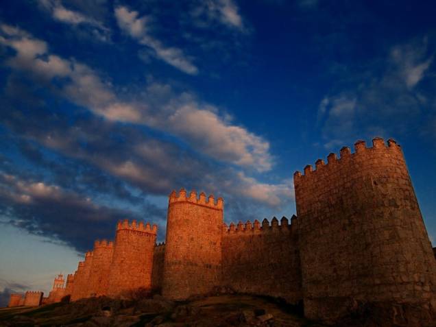 <strong>Ávila, <a href="http://viajeaqui.abril.com.br/paises/espanha" rel="Espanha" target="_blank">Espanha</a></strong>                        O mais bem preservado <a href="http://viajeaqui.abril.com.br/estabelecimentos/espanha-avila-atracao-muralha">muro</a> medieval europeu encontra-se a tal distância de <a href="http://viajeaqui.abril.com.br/cidades/espanha-madri">Madri</a> que vale um bom passeio de um dia. As fabulosas fortificações de <a href="http://viajeaqui.abril.com.br/cidades/espanha-avila">Ávila</a> são acompanhadas pela igreja gótica mais antiga da <a href="http://viajeaqui.abril.com.br/paises/espanha">Espanha</a> e as lendas que cercam a vida de Santa Teresa d’Ávila