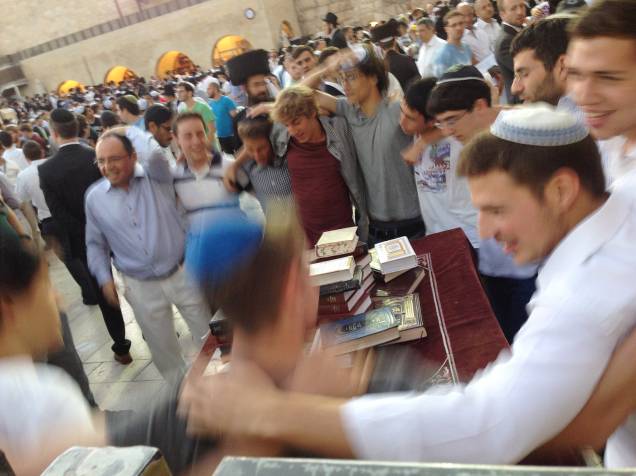 A chegada do Shabbat é motivo de comemoração no Muro das Lamentações, em Jerusalém A chegada do Shabbat é motivo de comemoração no Muro das Lamentações, em Jerusalém