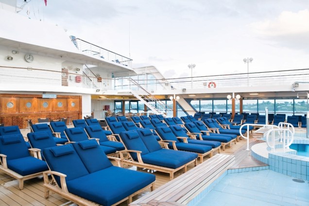 Deck e piscina do navio de cruzeiros Azamara Quest, da companhia Royal Caribbean International.