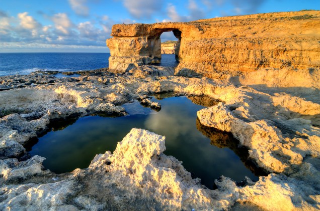 A rocha calcária conhecida como Azure Window, em Gozo, Malta, é uma das atrações turísticas naturais do arquipélago e serviu de cenário para a série de TV Game of Thrones