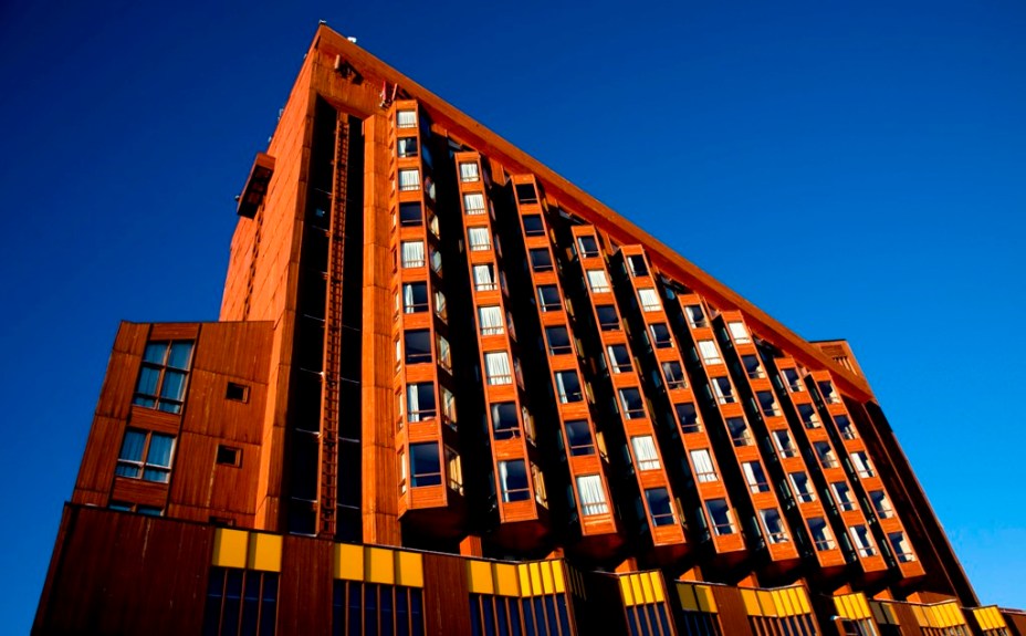 O Hotel Puertas del Sol localiza-se praticamente junto às pistas de esqui e possui estrutura completa com kids zone, piscina aquecida, bares e restaurante