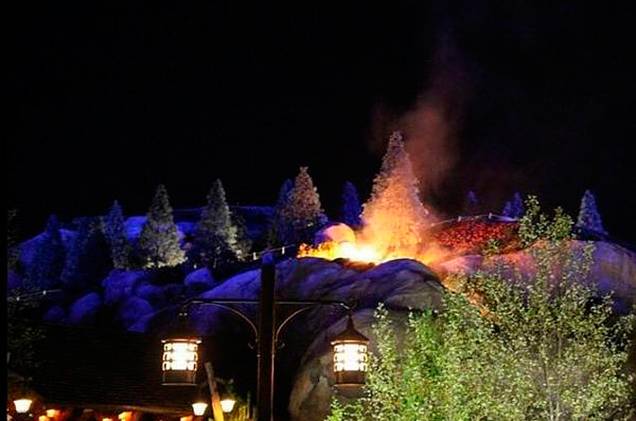 Esse outro internauta postou uma legenda mais engraçadinha: "Come to Walt Disney World. Trust me, the fire effects on the rides are so realistic, youd swear the ride is burning" (Venham para Walt Disney World. Acredite, os efeitos de fogo nas atrações são tão realistas que você poderia jurar que elas estão pegando fogo) Esse outro internauta postou uma legenda mais engraçadinha: "Come to Walt Disney World. Trust me, the fire effects on the rides are so realistic, youd swear the ride is burning" (Venham para Walt Disney World. Acredite, os efeitos de fogo nas atrações são tão realistas que você poderia jurar que elas estão pegando fogo)
