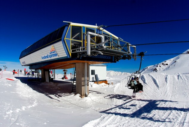 Modernos teleféricos agilizam o transporte dos esquiadores montanha acima no complexo do Valle Nevado