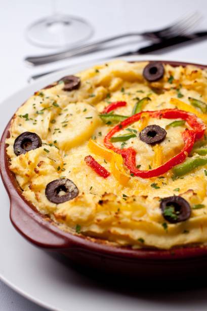 Bacalhau ao Zé do Telhado, do restaurante <a href="https://viajeaqui.abril.com.br/estabelecimentos/br-rj-rio-de-janeiro-restaurante-mosteiro" rel="Mosteiro" target="_blank"><strong>Mosteiro</strong></a>, no <strong><a href="https://viajeaqui.abril.com.br/cidades/br-rj-rio-de-janeiro" rel="Rio de Janeiro" target="_blank">Rio de Janeiro</a></strong>. O prato tem uma camada de purê de batatas, bacalhau em lascas, molho branco, azeitona, cebola e primentão. Para gratinar, queijo parmesão.<br /><em>Rua São Bento, 13 (Centro). Tel. (21) 2233-6478 </em> Bacalhau ao Zé do Telhado, do restaurante <a href="https://viajeaqui.abril.com.br/estabelecimentos/br-rj-rio-de-janeiro-restaurante-mosteiro" rel="Mosteiro" target="_blank"><strong>Mosteiro</strong></a>, no <strong><a href="https://viajeaqui.abril.com.br/cidades/br-rj-rio-de-janeiro" rel="Rio de Janeiro" target="_blank">Rio de Janeiro</a></strong>. O prato tem uma camada de purê de batatas, bacalhau em lascas, molho branco, azeitona, cebola e primentão. Para gratinar, queijo parmesão.<br /><em>Rua São Bento, 13 (Centro). Tel. (21) 2233-6478 </em>