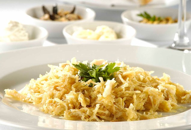 Um dos principais pratos da <strong>A Bela Sintra</strong>, em São Paulo, é o Bacalhau Dourado, em que o peixe vem desfiado e acompanhado de batata palha e ovos
