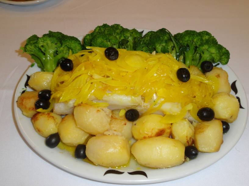 Bacalhau à Lagareiro (assado no forno, ao molho de cebola e alho com açafrão, guarnecido com batatas novas ao murro e arroz de brócolis ou brócolis americano), do Restaurante Adegão Português, no Rio de Janeiro