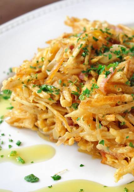 Bacalhau nunca chega (com presunto parma e batata palha) do restaurante Antiquarius Grill, no Rio de Janeiro
