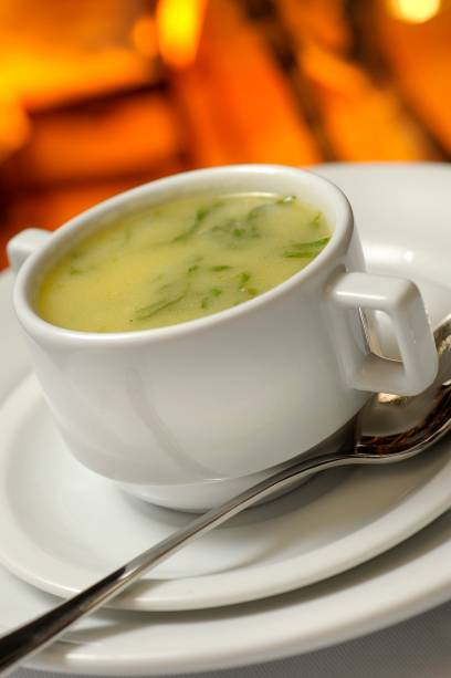 O caldo verde (foto) <em>ou </em>saladinha de bacalhau são as sugestões de entrada do estrelado <a href="https://viajeaqui.abril.com.br/estabelecimentos/br-sp-sao-paulo-restaurante-bacalhoeiro" rel="Bacalhoeiro"><strong>Bacalhoeiro</strong></a>. O menu completo custa R$ 125 e inclui bacalhau à Gomes de Sá ou arroz de pato na entrada e sericaia do Alentejo ou pastel de Belém na sobremesa 