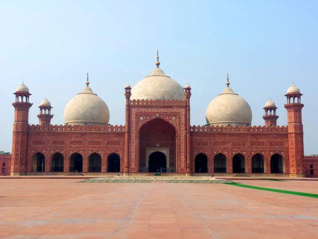 Uma representação da beleza, paixão e grandiosidade da era Mughal na região, a Mesquita Real de Lahore foi inaugurada em 1673 e é hoje a quinta maior do planeta, a segunda maior do Paquistão. Seu pátio interno é o maior do mundo: a plataforma que sustenta o Taj Mahal (que não é mesquita, é mausoléu, por isso não está nessa lista) cabe inteira dentro de seus mais de 25 mil metros quadrados! Foi construída em arenito rosa, que dá essa cor especial à mesquita